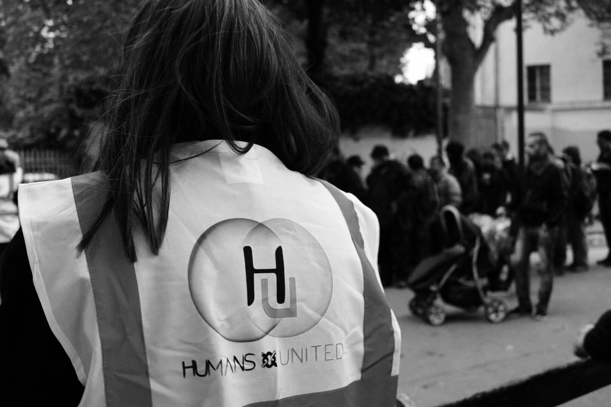 Bénévole portant le dossard de l'association Humans United